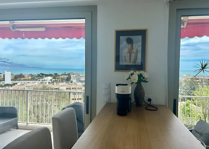 Superbe 2 Pièces Vue Mer, Piscine, Parking *