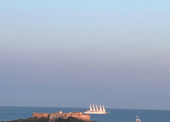 Superbe 2 Pièces Vue Mer, Piscine, Parking *